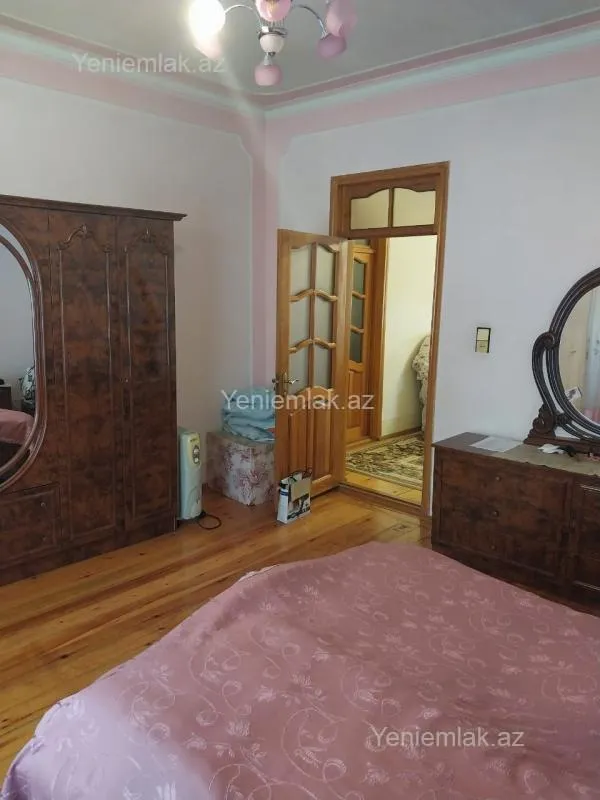 Satılır 8 otaqlı həyət evi 200 m²