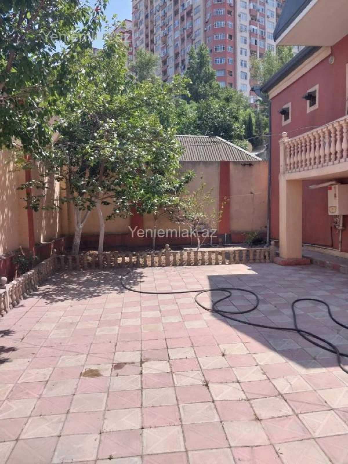 Satılır 8 otaqlı həyət evi 200 m²