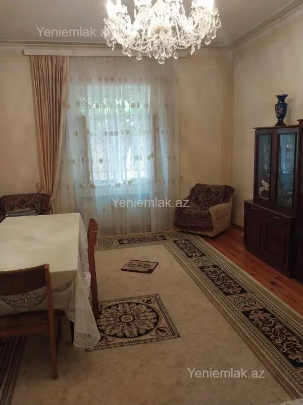Satılır 8 otaqlı həyət evi 200 m²