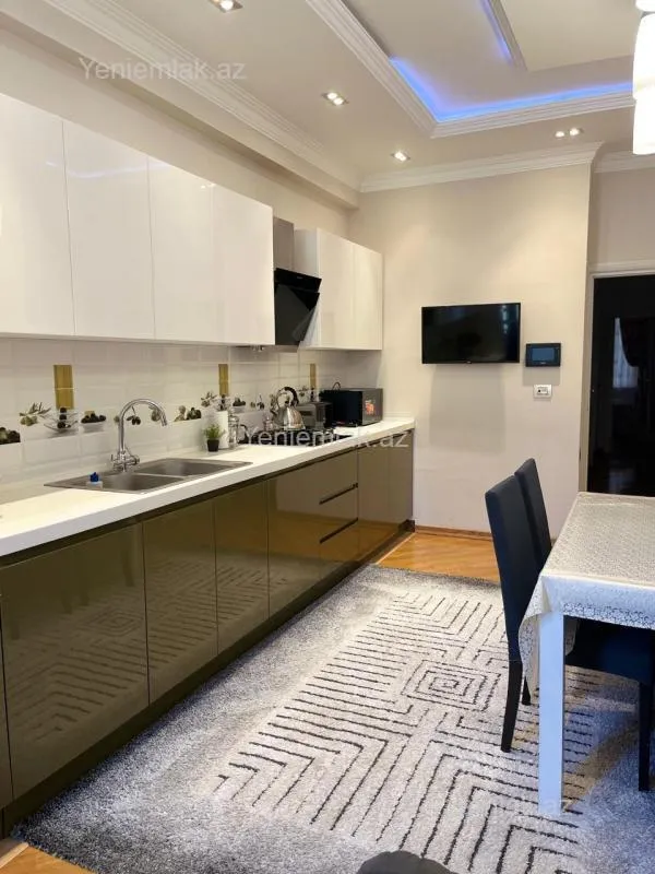 Satılır 3 otaqlı köhnə tikili 115 m²