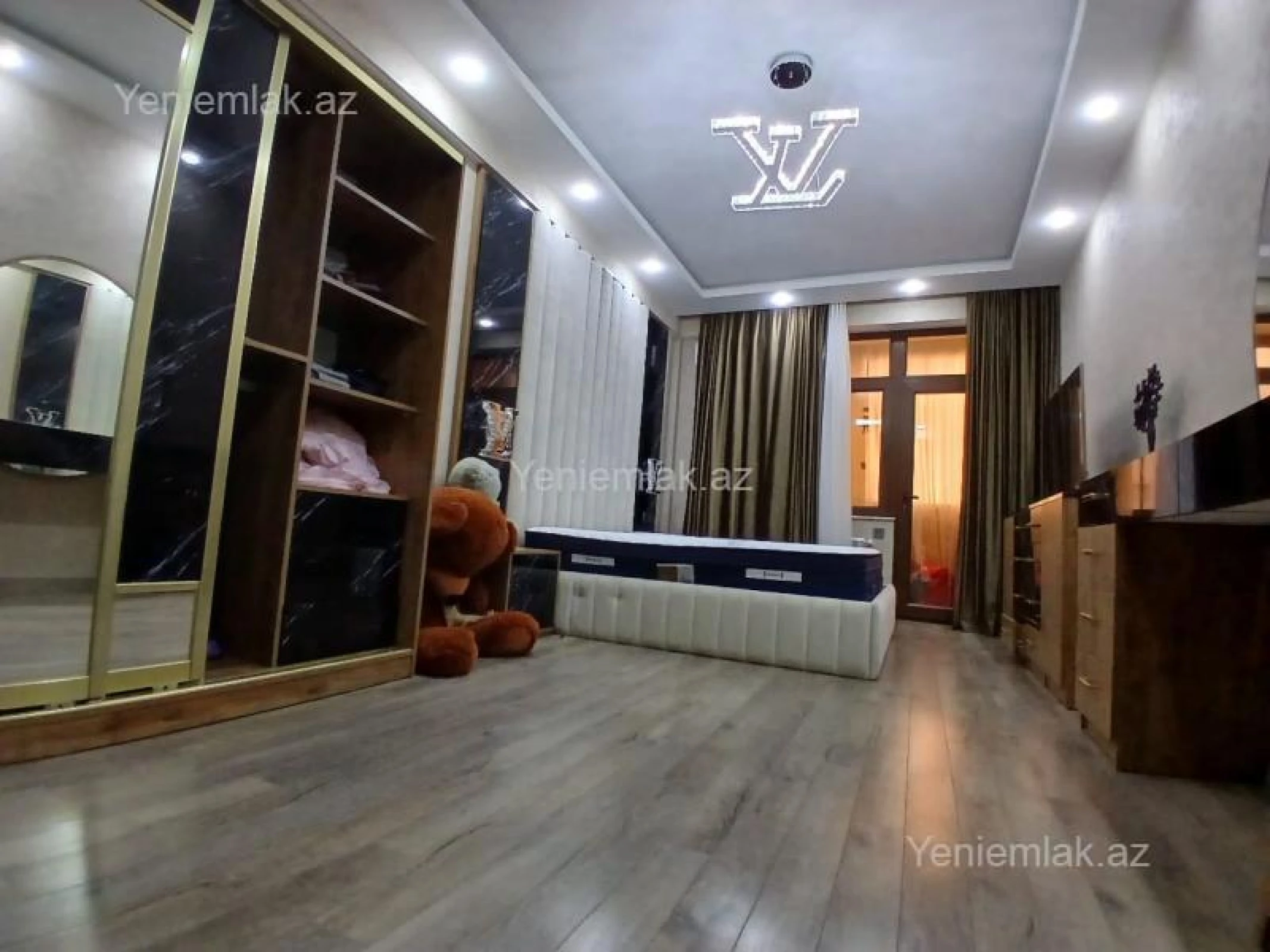Satılır 4 otaqlı yeni tikili 240 m²