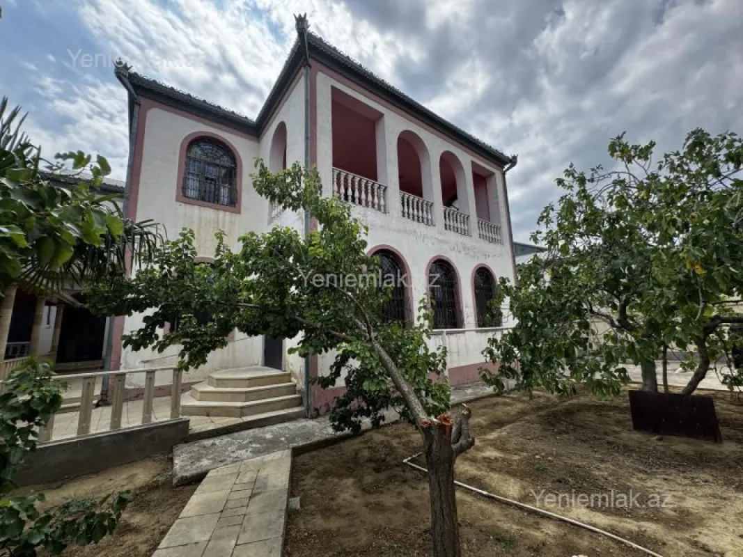 Satılır 8 otaqlı həyət evi 500 m²