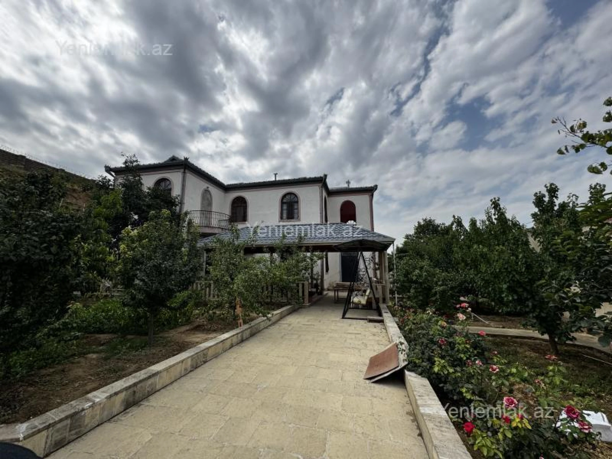 Satılır 8 otaqlı həyət evi 500 m²