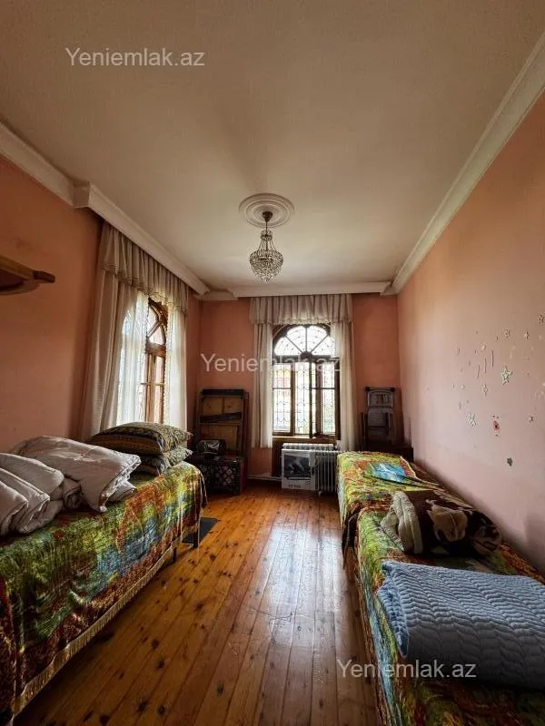 Satılır 8 otaqlı həyət evi 500 m²