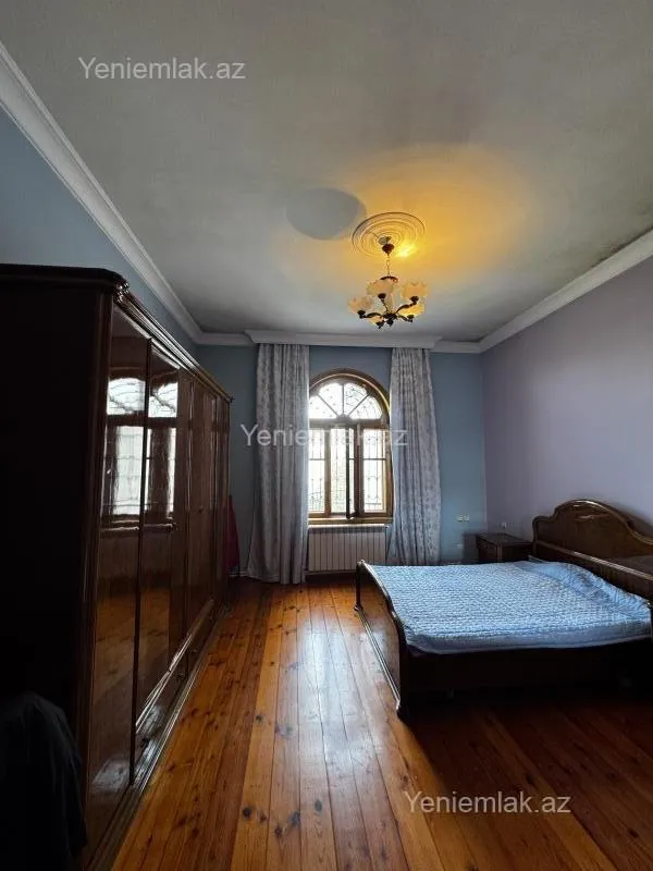 Satılır 8 otaqlı həyət evi 500 m²