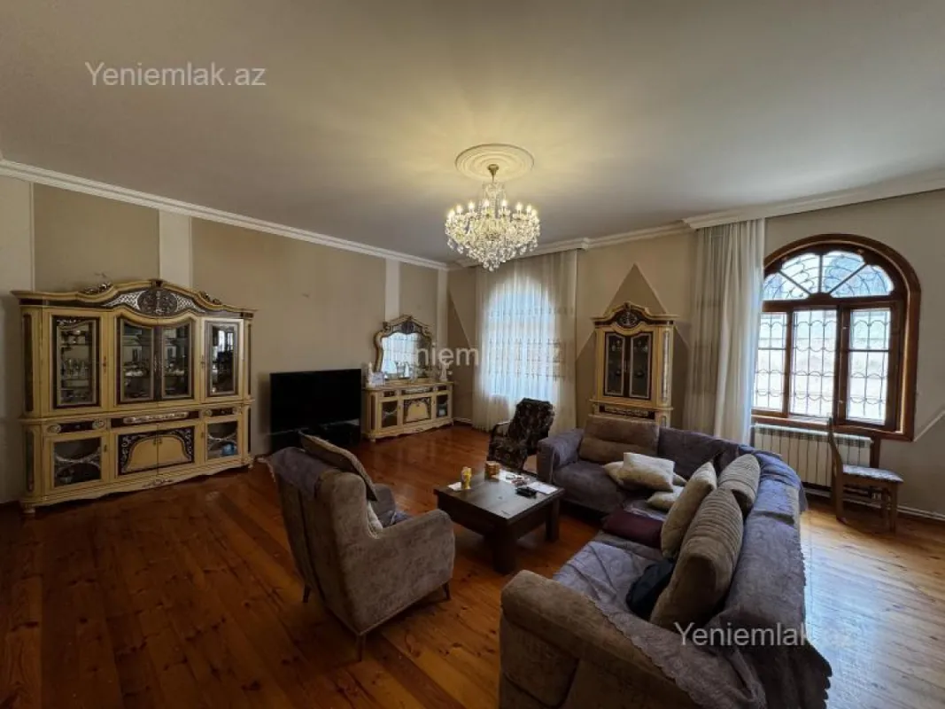 Satılır 8 otaqlı həyət evi 500 m²
