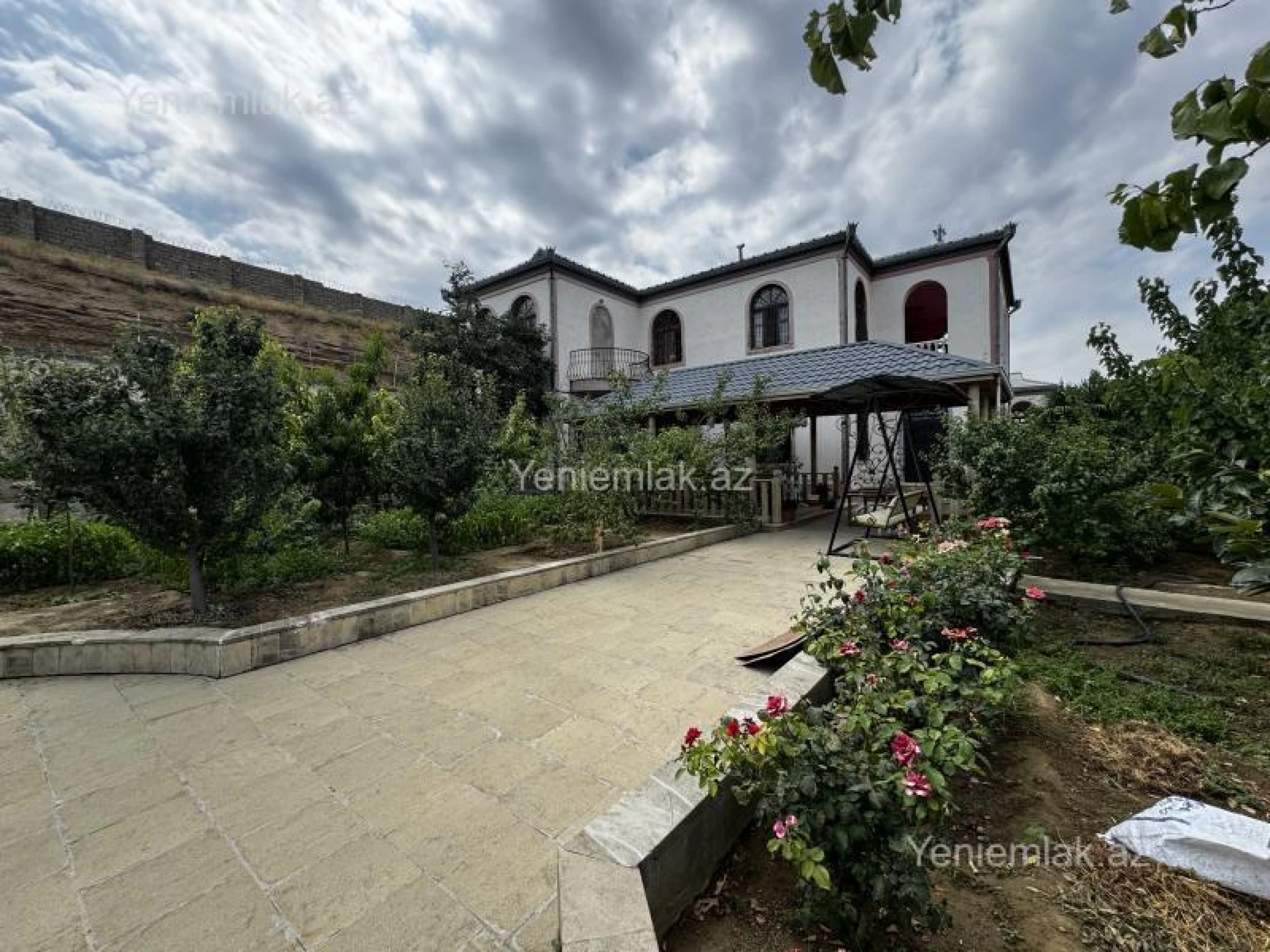 Satılır 8 otaqlı həyət evi 500 m²