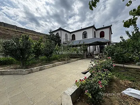 Satılır 8 otaqlı həyət evi 500 m²