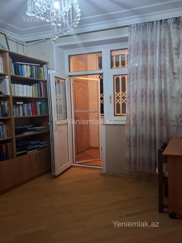 Satılır 5 otaqlı köhnə tikili 130 m²