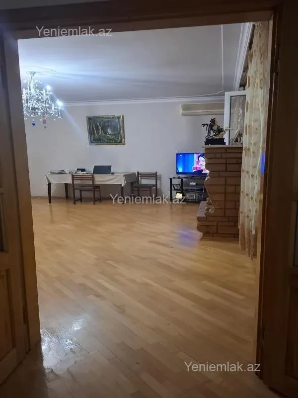 Satılır 5 otaqlı köhnə tikili 130 m²