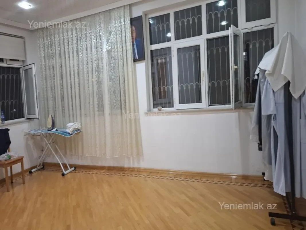 Satılır 5 otaqlı köhnə tikili 130 m²