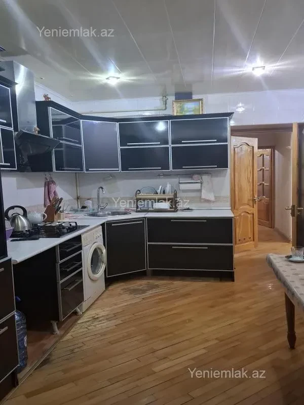 Satılır 5 otaqlı köhnə tikili 130 m²