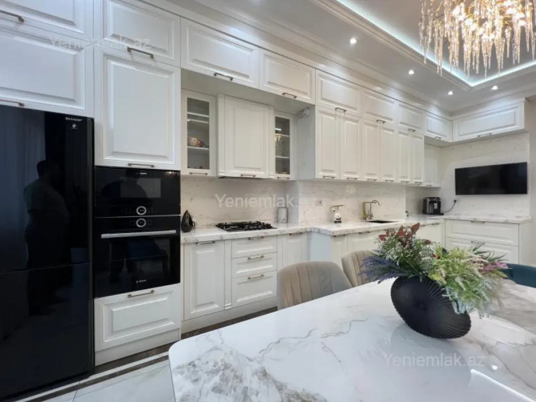 Satılır 4 otaqlı yeni tikili 200 m²