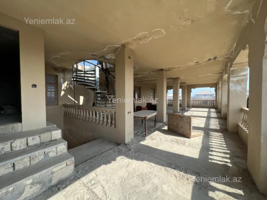 Satılır 10 otaqlı həyət evi 850 m²