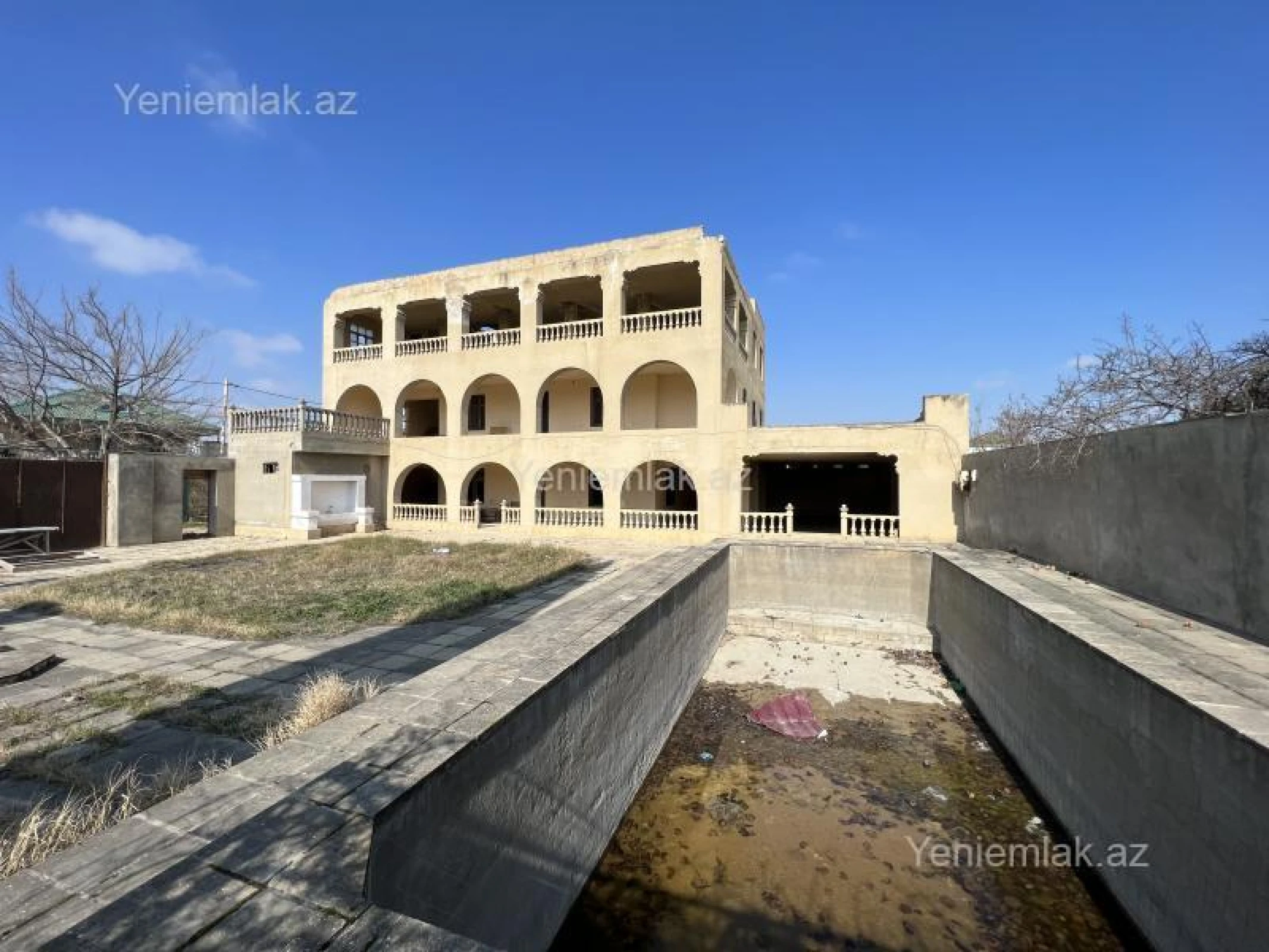 Satılır 10 otaqlı həyət evi 850 m²