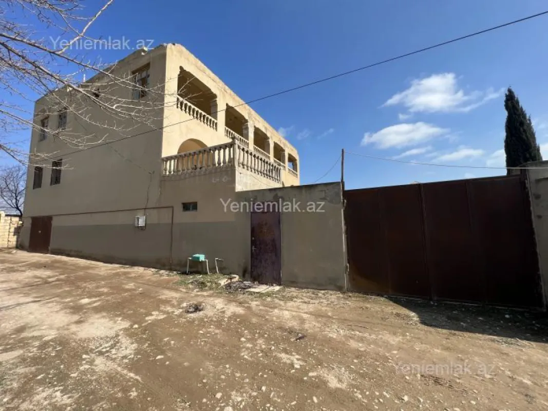 Satılır 10 otaqlı həyət evi 850 m²