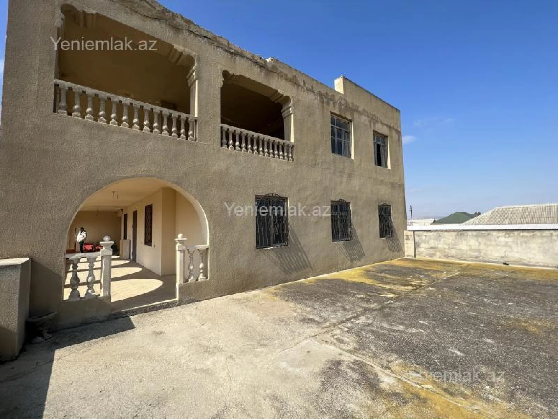 Satılır 10 otaqlı həyət evi 850 m²