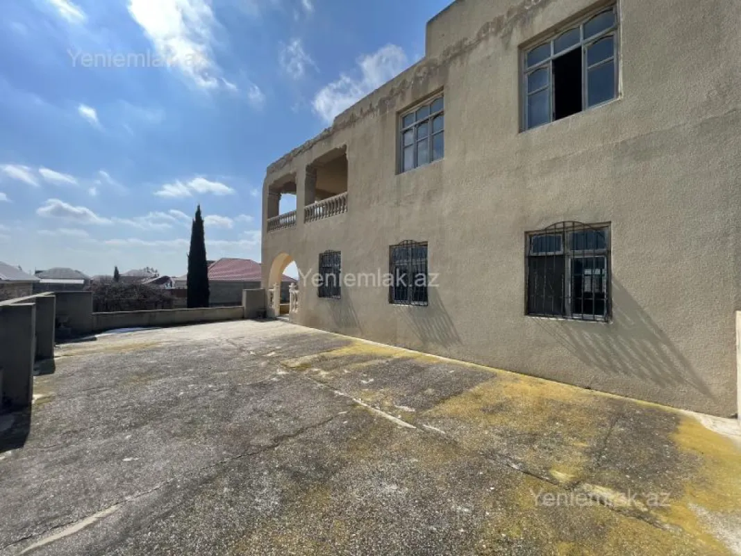 Satılır 10 otaqlı həyət evi 850 m²