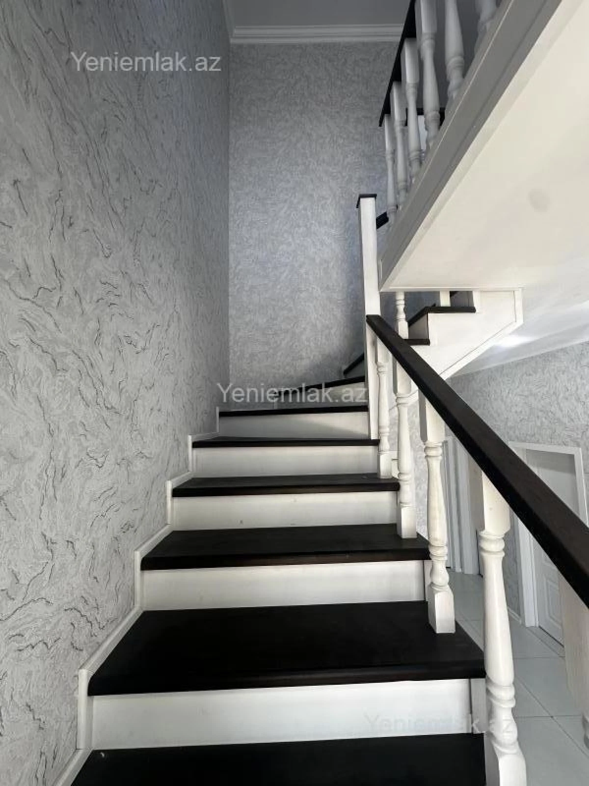 Satılır 5 otaqlı həyət evi 180 m²