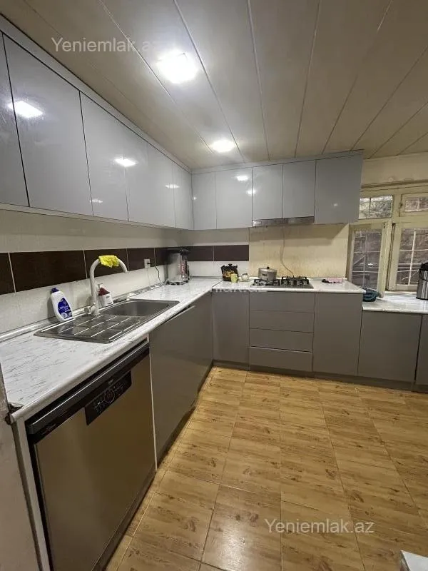 Satılır 4 otaqlı həyət evi 180 m²