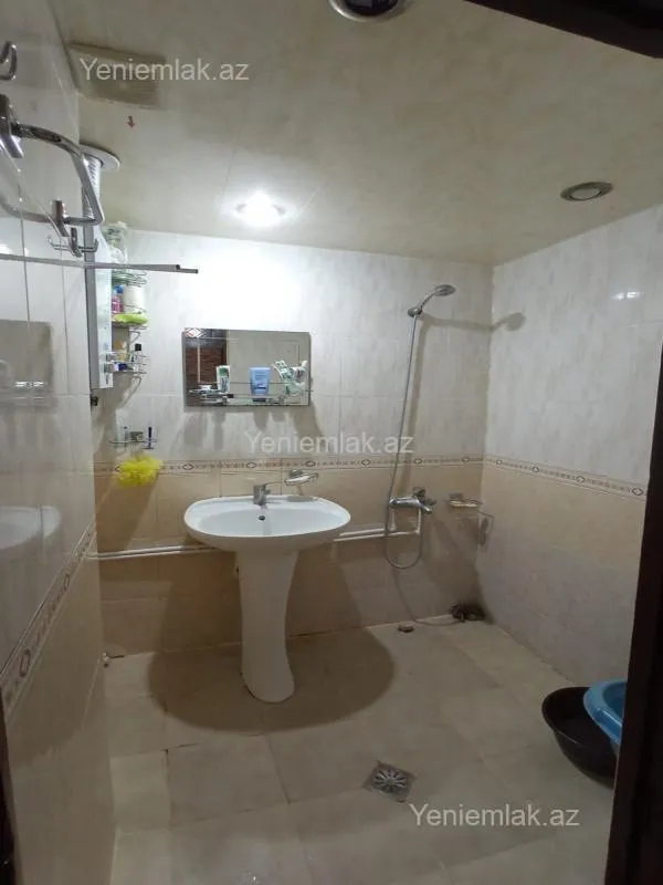 Satılır 5 otaqlı köhnə tikili 100 m²