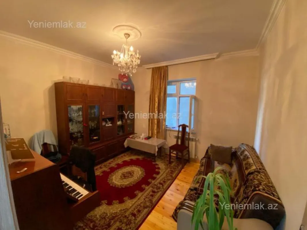 Satılır 6 otaqlı həyət evi 240 m²