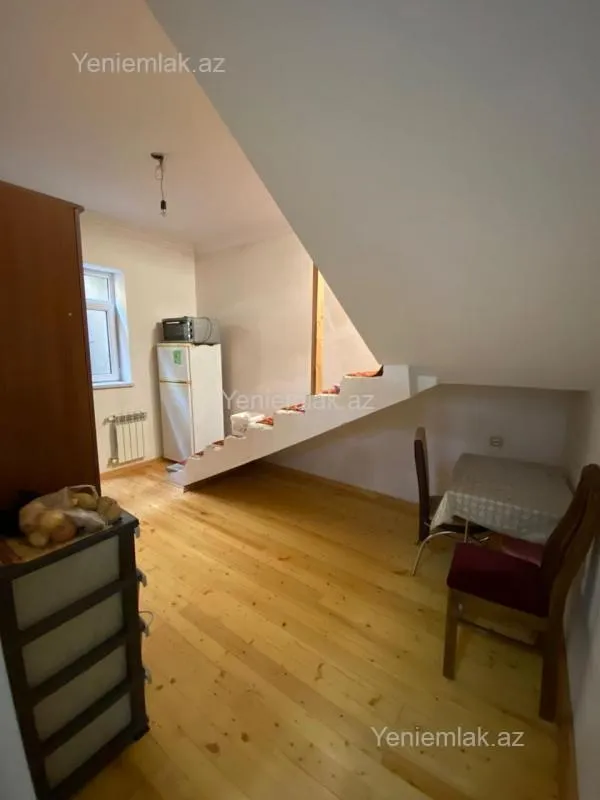 Satılır 6 otaqlı həyət evi 240 m²