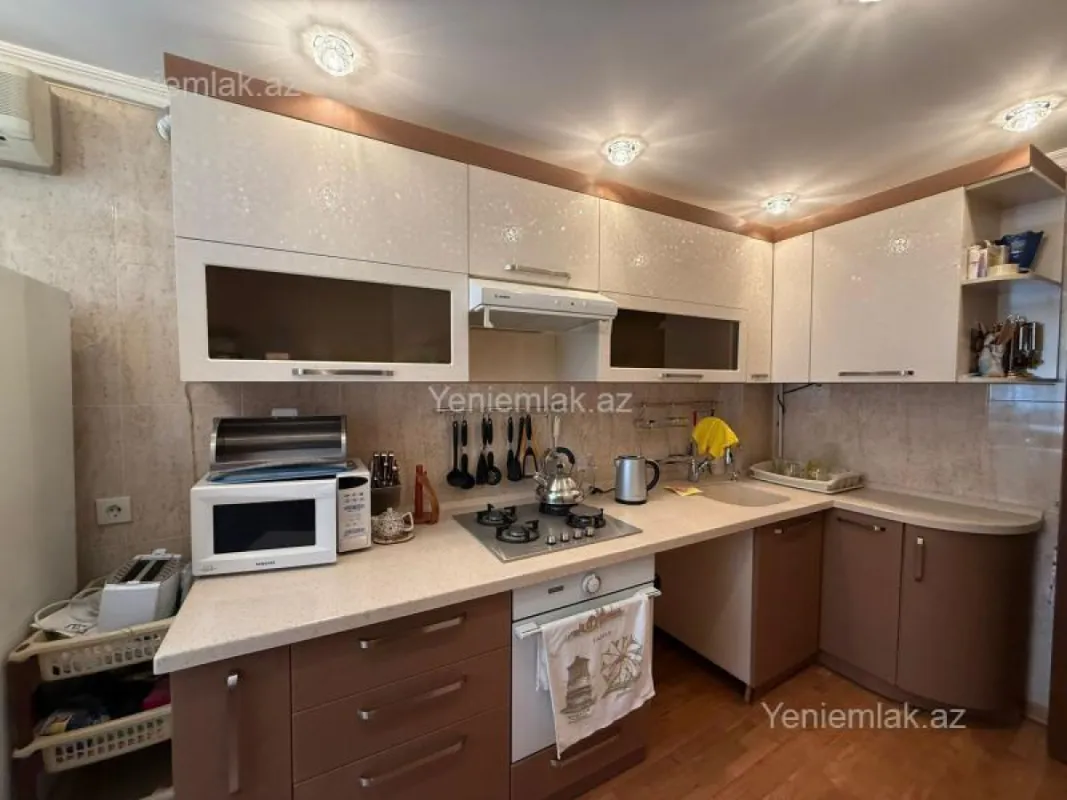 Satılır 4 otaqlı köhnə tikili 90 m²