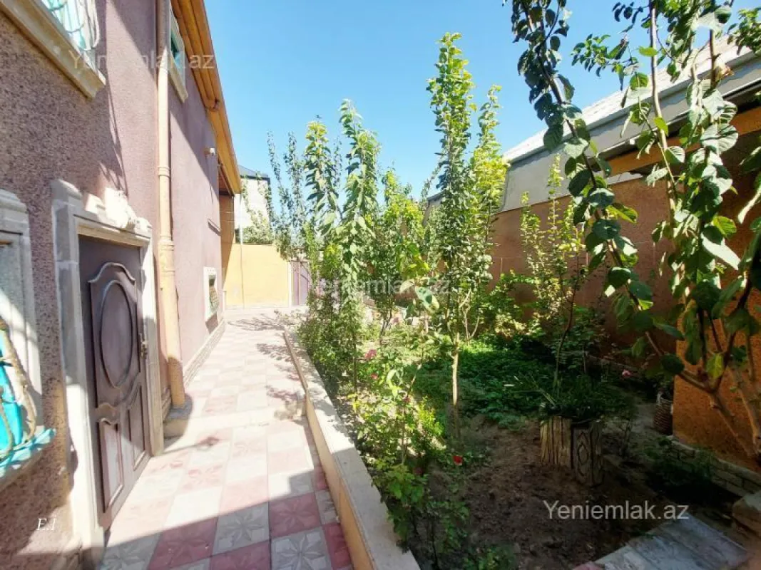 Satılır 8 otaqlı həyət evi 123 m²