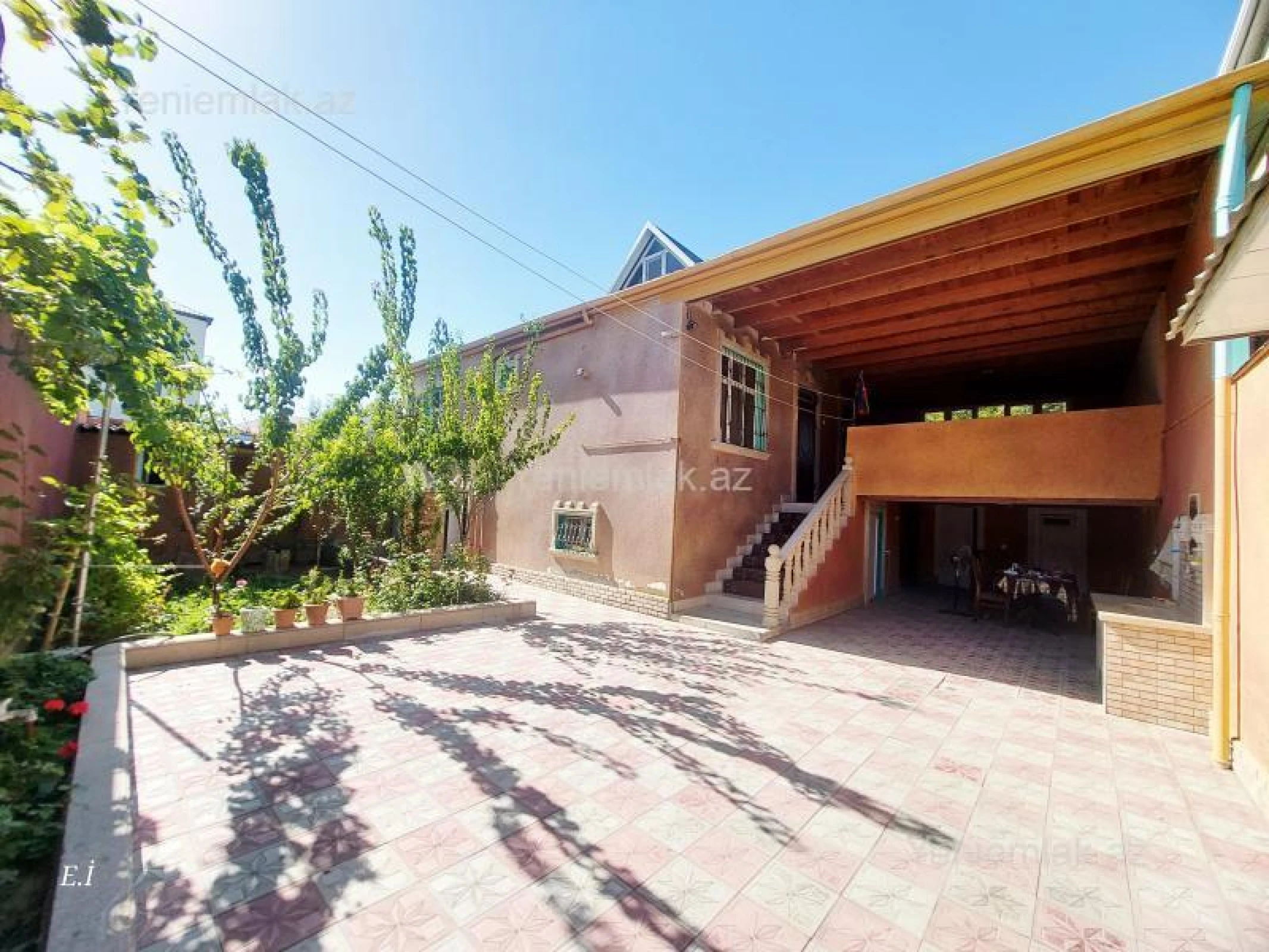 Satılır 8 otaqlı həyət evi 123 m²