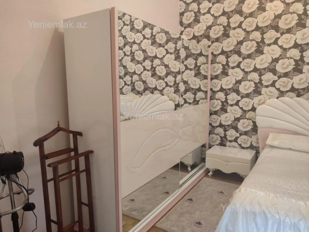 Satılır 5 otaqlı həyət evi 200 m²