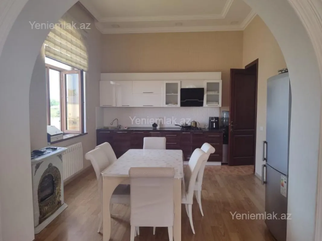 Satılır 5 otaqlı həyət evi 200 m²