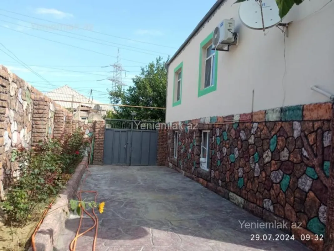 Satılır 8 otaqlı həyət evi 175 m²