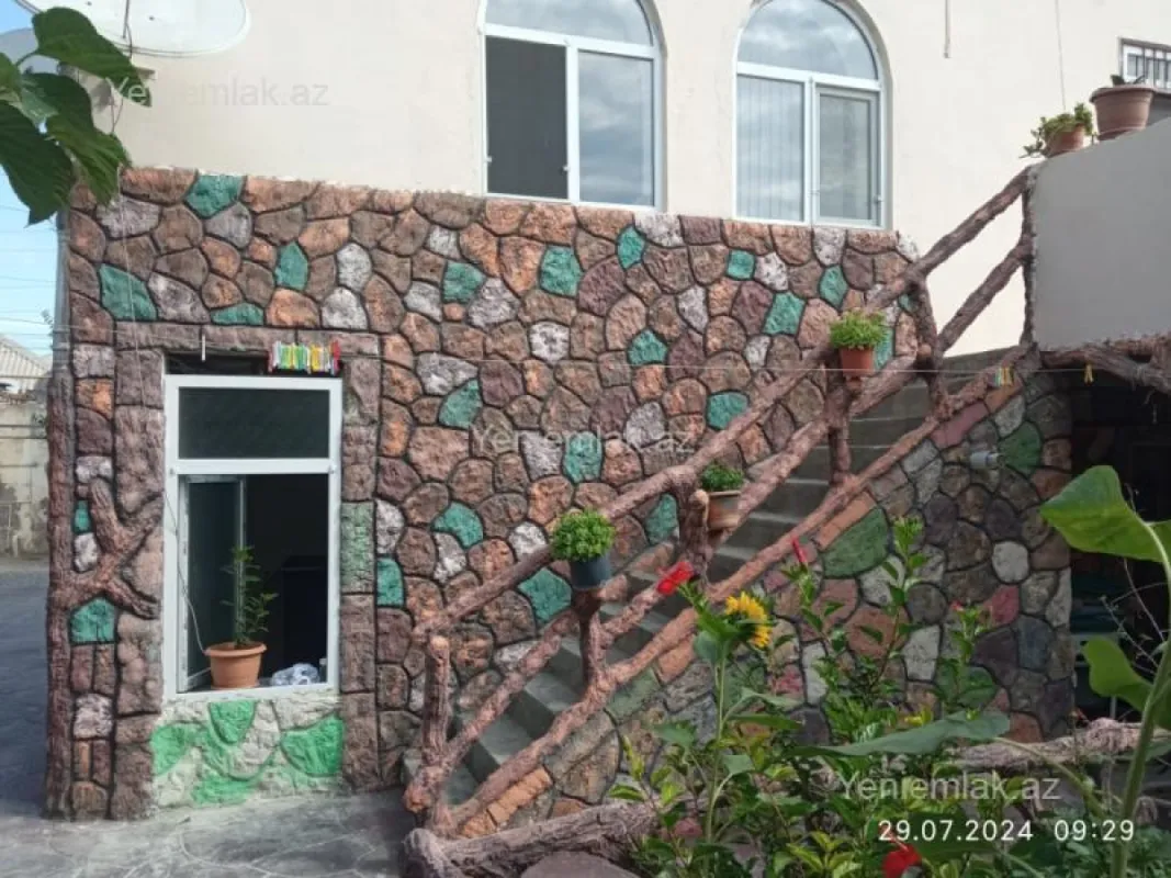 Satılır 8 otaqlı həyət evi 175 m²