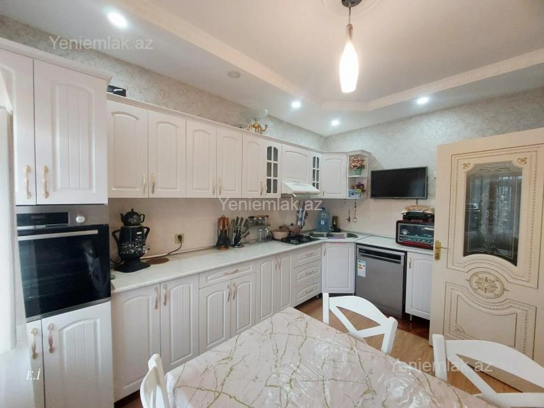 Satılır 5 otaqlı həyət evi 180 m²