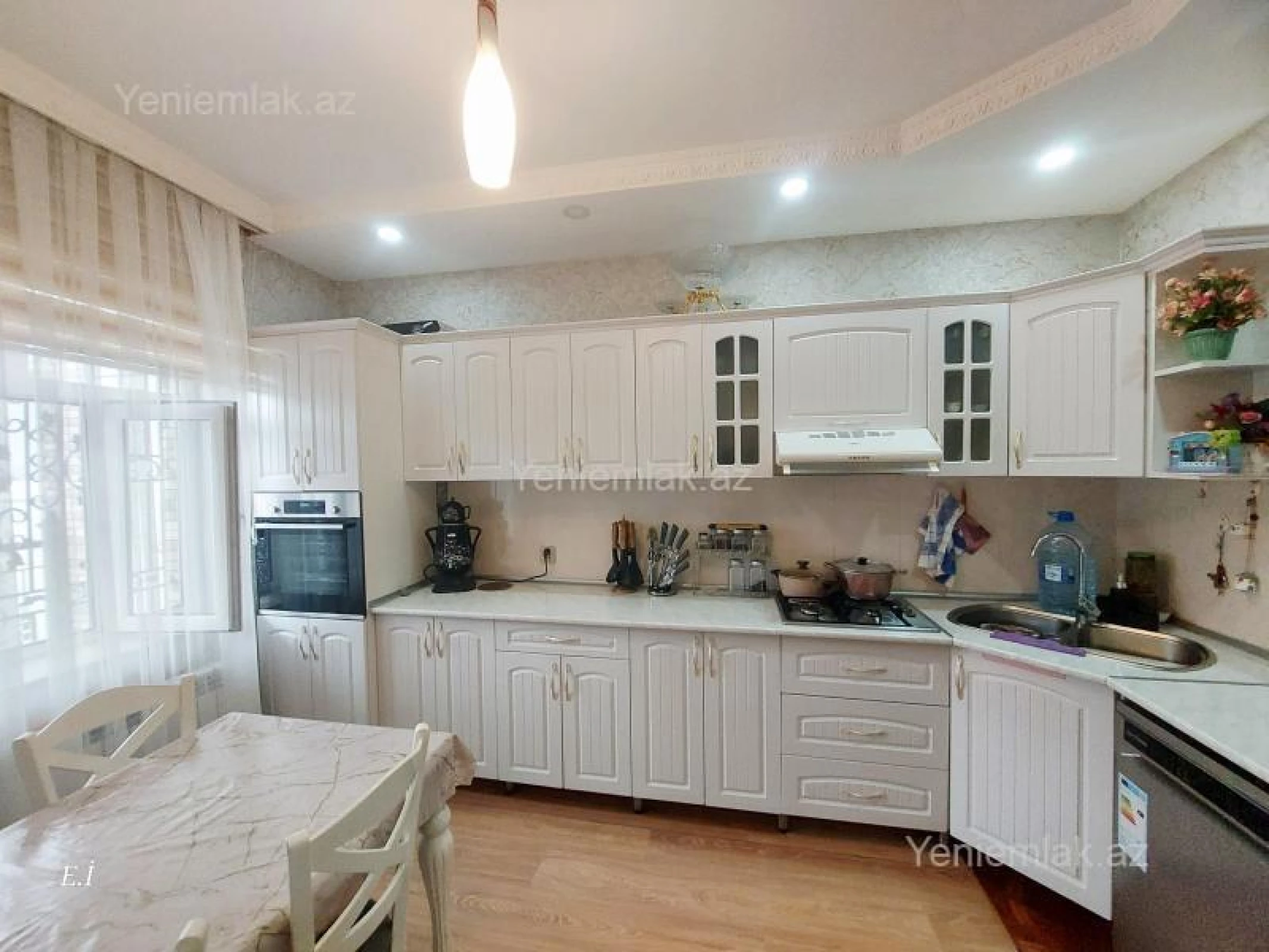 Satılır 5 otaqlı həyət evi 180 m²
