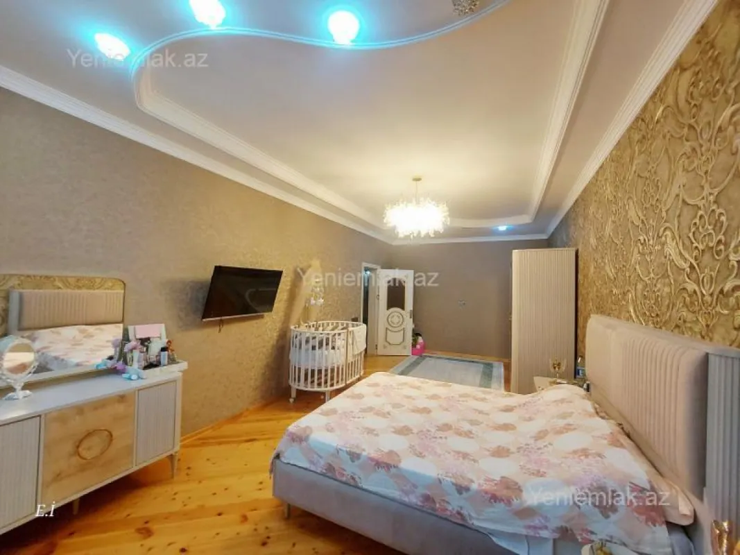 Satılır 5 otaqlı həyət evi 180 m²