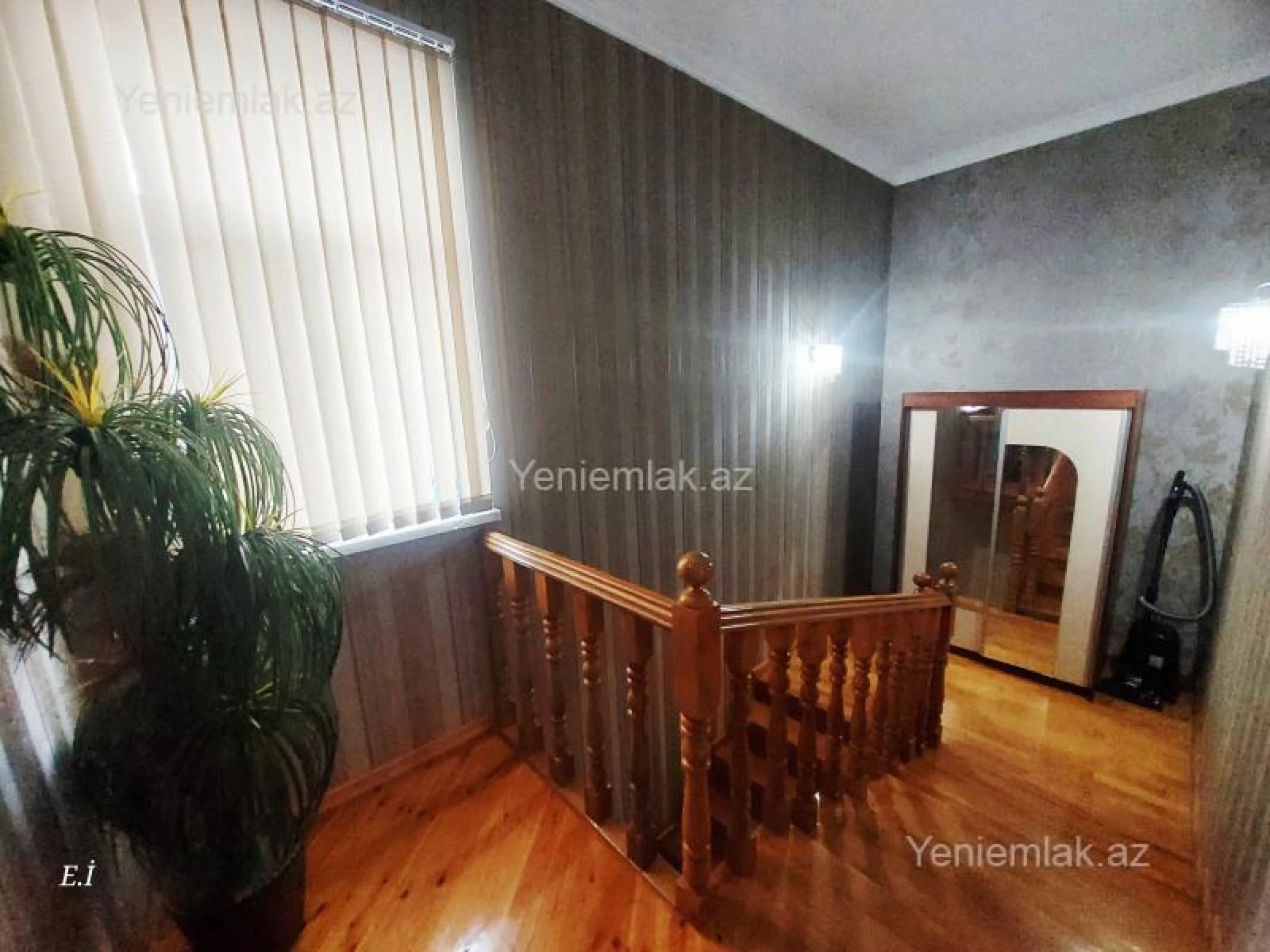 Satılır 5 otaqlı həyət evi 180 m²