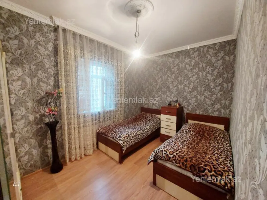 Satılır 5 otaqlı həyət evi 180 m²