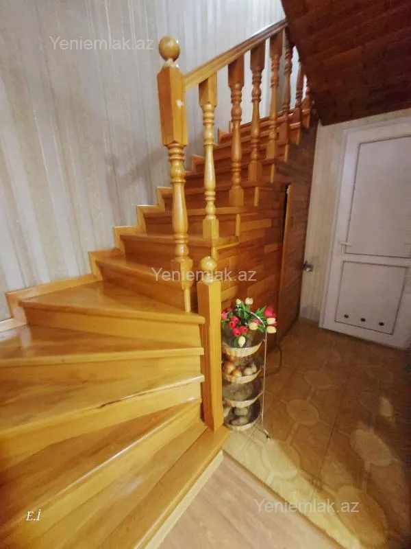 Satılır 5 otaqlı həyət evi 180 m²