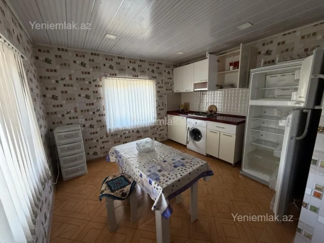 Satılır 5 otaqlı həyət evi 240 m²