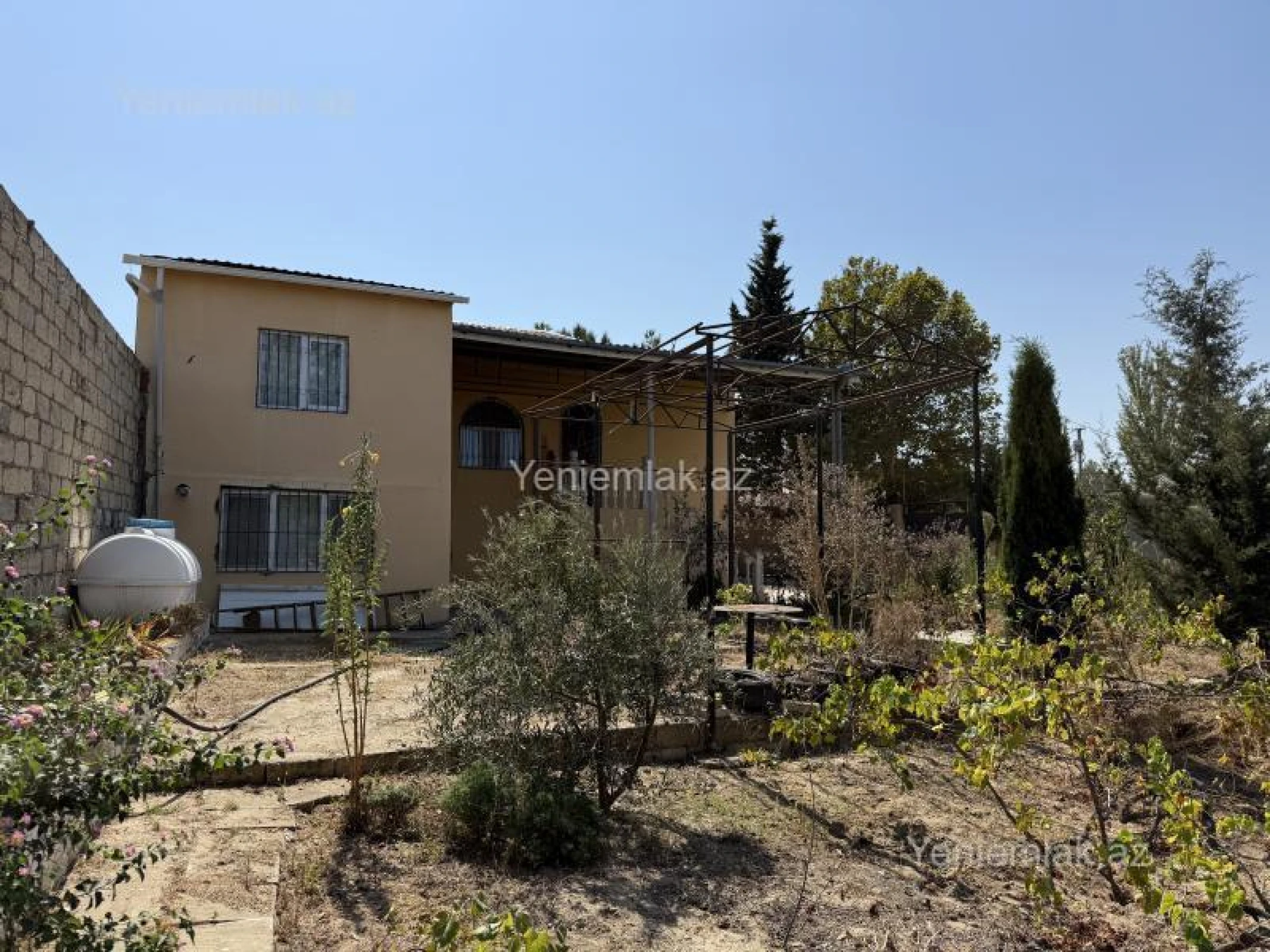 Satılır 5 otaqlı həyət evi 240 m²