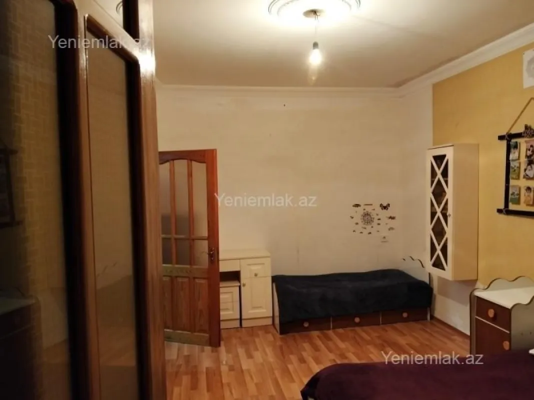 Satılır 1 otaqlı köhnə tikili 42 m²