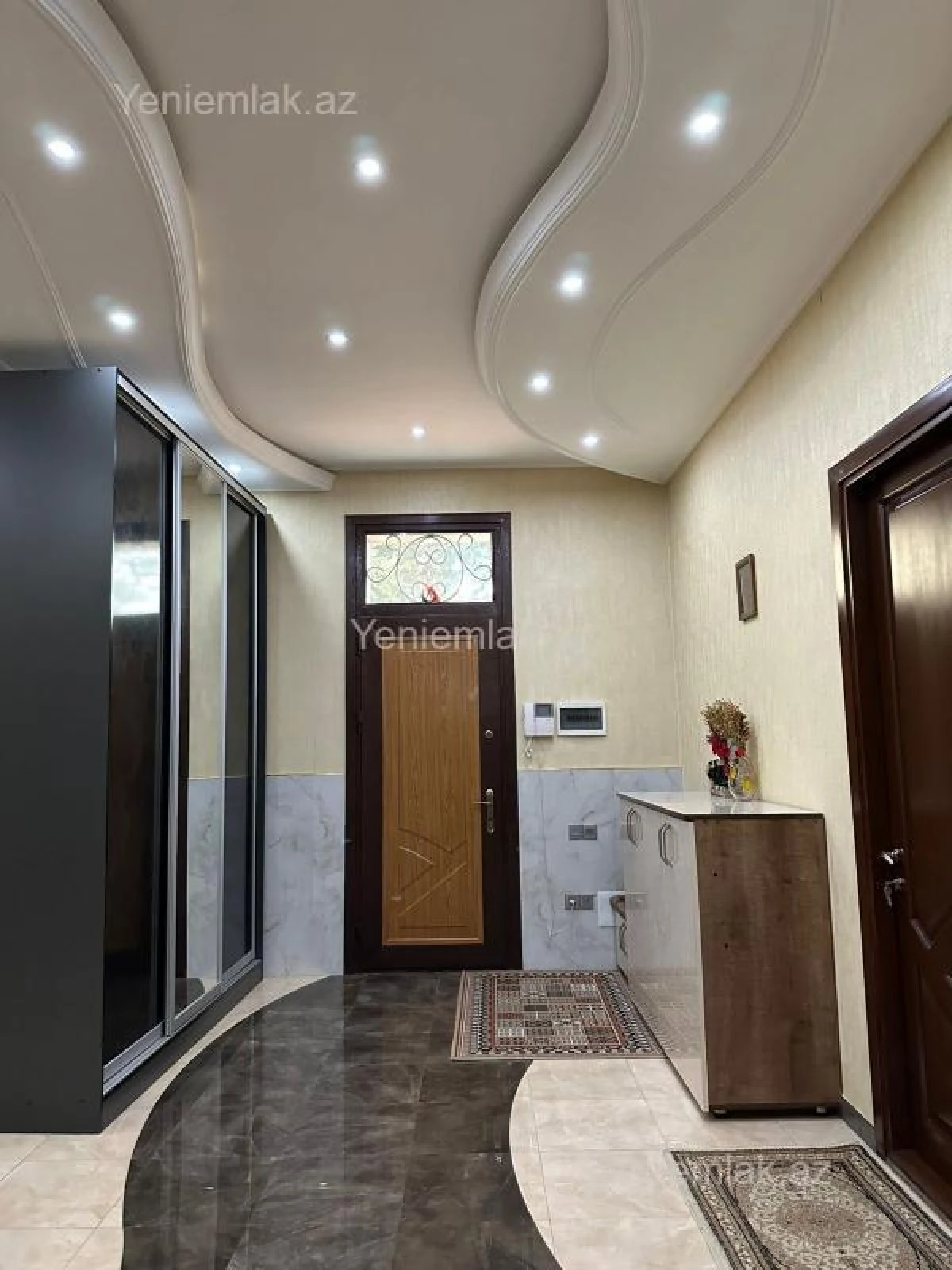 Satılır 9 otaqlı həyət evi 600 m²