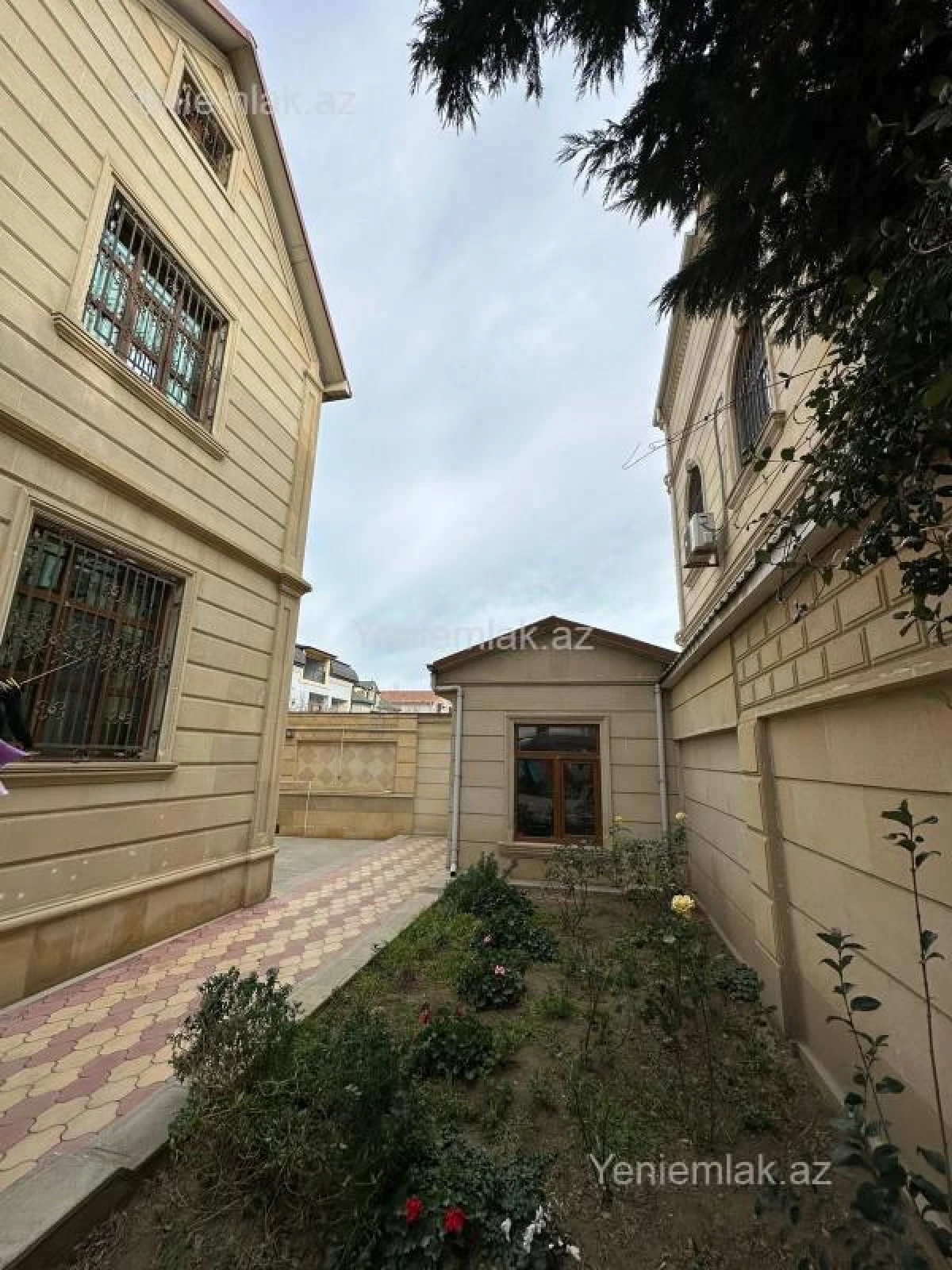 Satılır 9 otaqlı həyət evi 600 m²