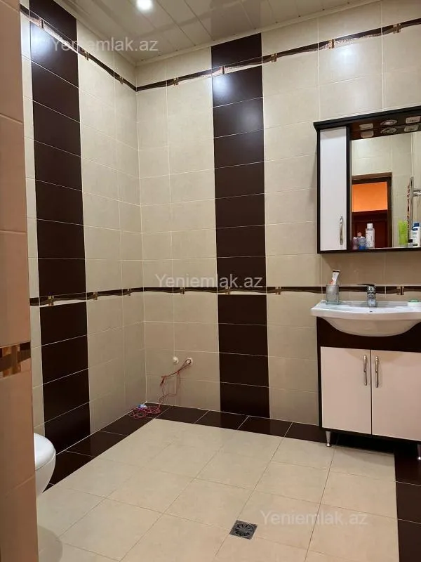 Satılır 9 otaqlı həyət evi 600 m²