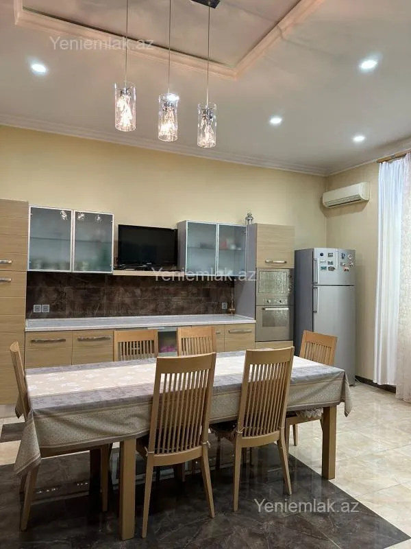 Satılır 9 otaqlı həyət evi 600 m²