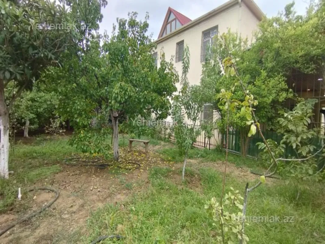 Satılır 6 otaqlı həyət evi 300 m²