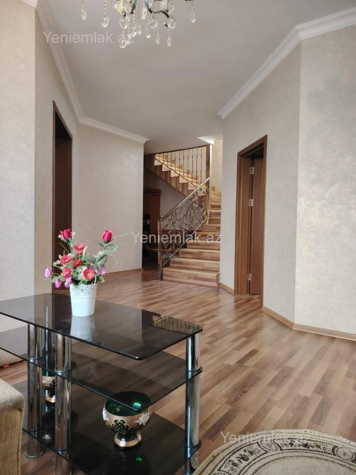 Satılır 5 otaqlı həyət evi 240 m²