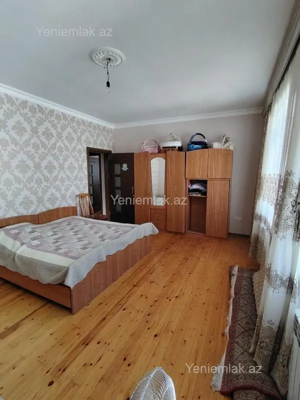 Satılır 5 otaqlı həyət evi 240 m²